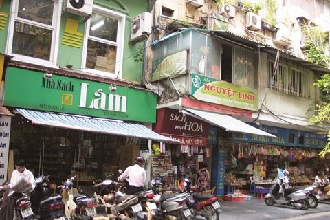 La rue Dinh Lê, bastion du livre à Hanoï