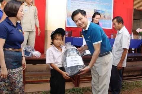 Vietnam Airlines : remise de bourses scolaires à des enfants handicapés laotiens