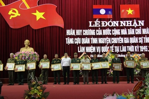Le Laos met à l’honneur des volontaires et experts vietnamiens