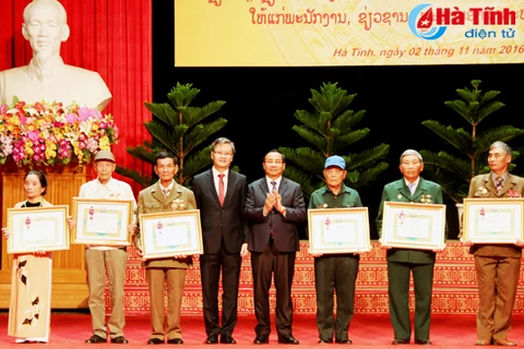 Le Laos décore des volontaires et experts de la province de Ha Tinh