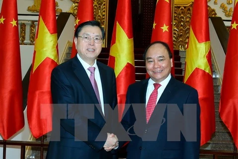 Le Premier ministre Nguyên Xuân Phuc reçoit le président de l’APN de Chine