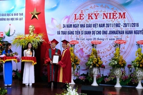 Un Viêt kiêu devient docteur honoris causa de l’Université de Dà Lat