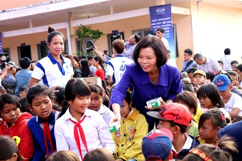 Vinamilk apporte du lait aux enfants démunis de Dak Nong