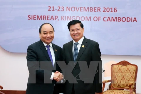 Le Premier ministre Nguyen Xuan Phuc rencontre son homologue laotien