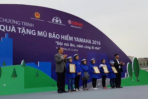 Yamaha Motor Vietnam remet 11.000 casques aux élèves de Thanh Hoa