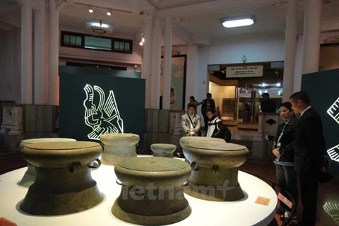 Seize trésors nationaux du Vietnam sortent de leurs coffres 