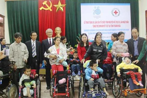 Fauteuils roulants japonais pour des enfants handicapés à Thanh Hoa
