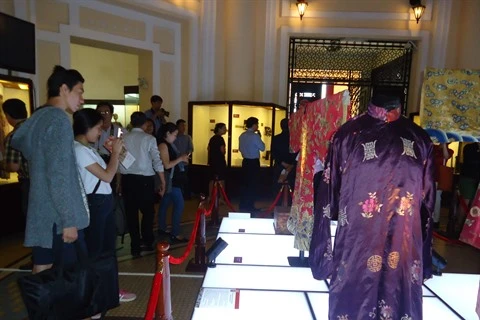 Exposition de tenues de Cour de la dynastie des Nguyên
