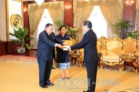 L'ambassadeur du Vietnam au Laos présente ses lettres de créance