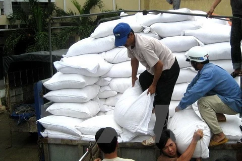 Tet : le gouvernement remet plus de 10.400 tonnes de riz à 12 localités