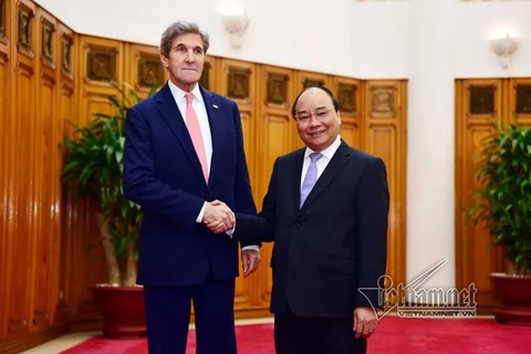 Le Premier ministre Nguyen Xuan Phuc reçoit le secrétaire d'État américain John Kerry