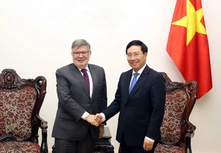 Vietnam et France intensifient la coopération dans les infrastructures et le transport