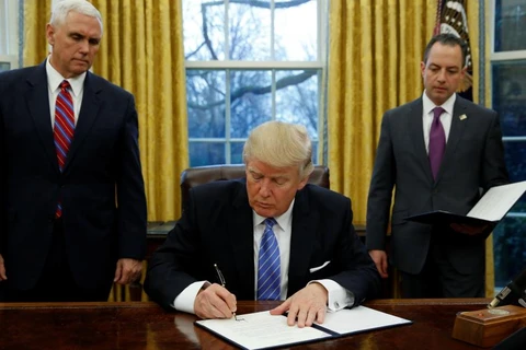 Donald Trump signe l’acte de retrait des États-Unis du TPP