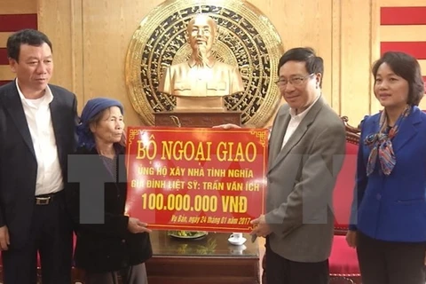 Le vice-PM Pham Binh Minh rend visite à des familles méritantes et démunies à Nam Dinh