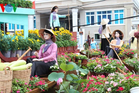 Dans la ville méridionale de Cân Tho, les rues de fleurs et de lumières attendent la foule