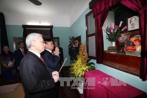 Tet traditionnel : le leader du Parti rend hommage au Président Ho Chi Minh