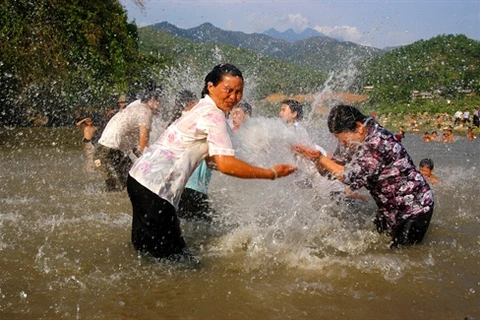 La fête de l'eau des Thai à Lai Châu