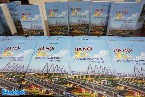 Publication du livre « Hanoi-30 ans de Renouveau et de développement (1986-2016) »