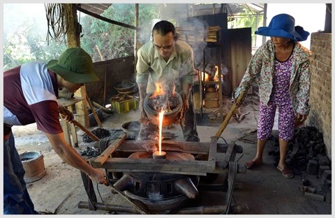 Les fondeurs de Phuoc Kiêu préservent l’artisanat ancien