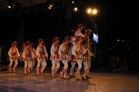 Présentation de danses folkloriques roumaines au Vietnam