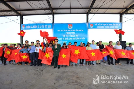 Nghe An: quelque 2.000 drapeaux du Vietnam remis à des pêcheurs