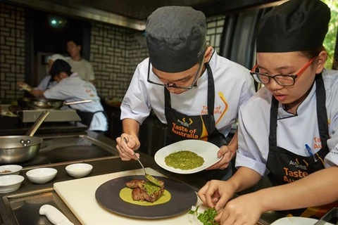 Deux élèves de Hanoi gagnent la compétition culinaire "Goût de l’Australie"