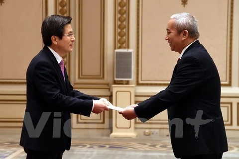 Le président sud-coréen p. i estime les relations de coopération avec le Vietnam