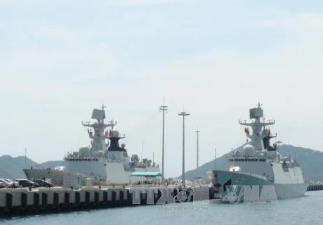Deux navires de la Marine chinoise au port de Ho Chi Minh-Ville