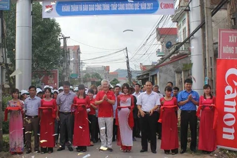 Canon Vietnam illumine des routes rurales dans la province de Bac Giang