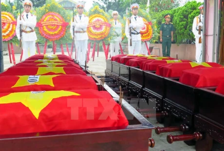Thua Thien-Hue : inhumation des restes de soldats tombés au Laos