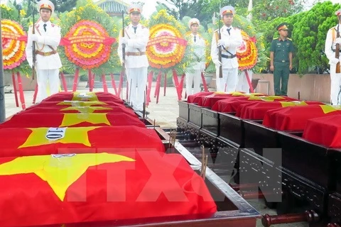 Inhumation des restes des volontaires et experts vietnamiens rapatriés du Laos