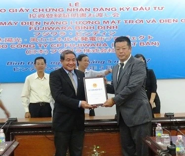 Binh Dinh : remise de la licence pour un projet éolien et photovoltaïque