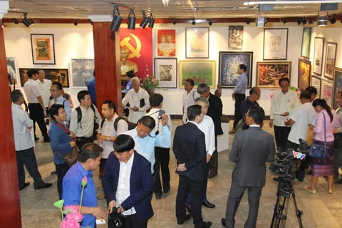 Une exposition artistique pour marquer les relations diplomatiques Vietnam-Laos
