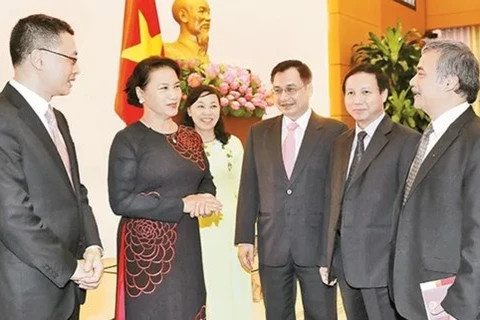 La présidente de l’AN rencontre les nouveaux ambassadeurs et représentants vietnamiens