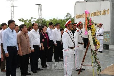 La présidente de l’AN rend hommage aux héros morts pour la Patrie à Quang Nam