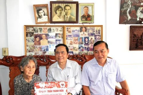Des responsables vietnamiens rendent visite aux personnes méritantes