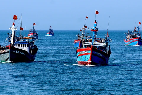 Mille drapeaux nationaux offerts aux pêcheurs de Ly Son