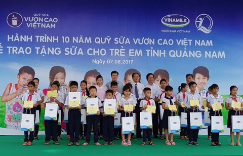Distribution de lait aux enfants de Quang Nam