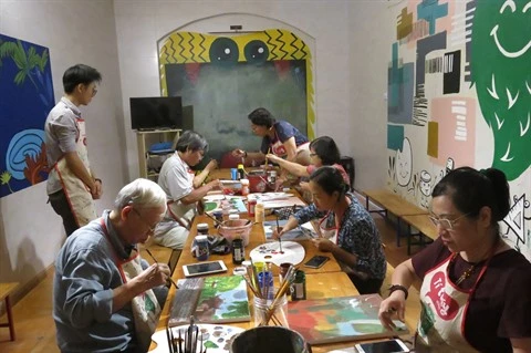 Hanoï : quand les personnes âgées apprennent la peinture