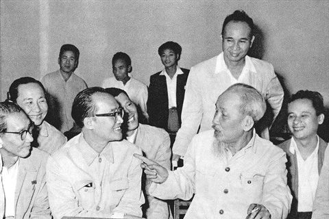 Le Président Hô Chi Minh et les intellectuels