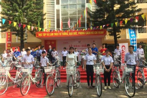 Canon Vietnam soutient des élèves de Bac Ninh et Bac Giang