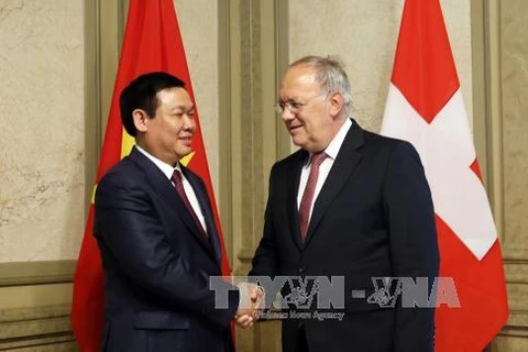 Le vice-Premier ministre Vuong Dinh Hue en visite de travail en Suisse 