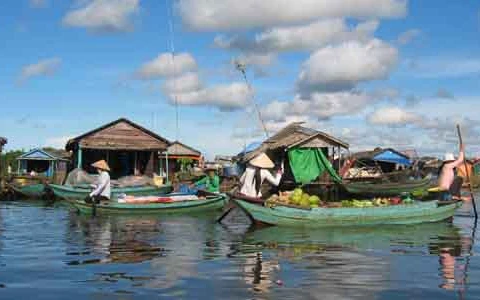 Aides vietnamiennes pour des habitants du Tonlé Sap