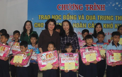 Dang Thi Ngoc Thinh remet des cadeaux de la Mi-automne à Hue