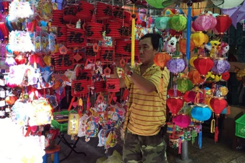 Les lanternes traditionnelles vietnamiennes attirent le chaland