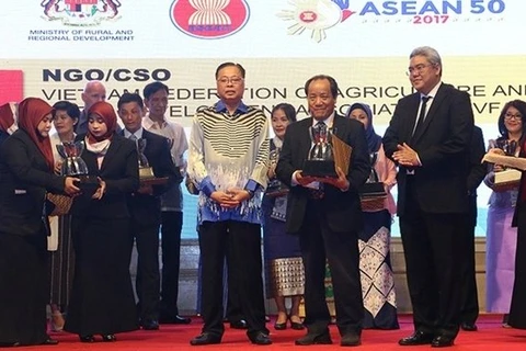 Le Vietnam reçoit des Prix de l'ASEAN sur le développement rural