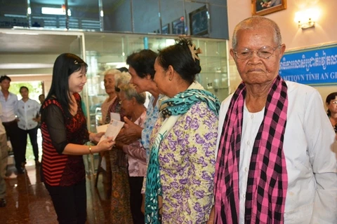 Cadeaux aux Viêt kiêu et Cambodgiens pauvres au Cambodge