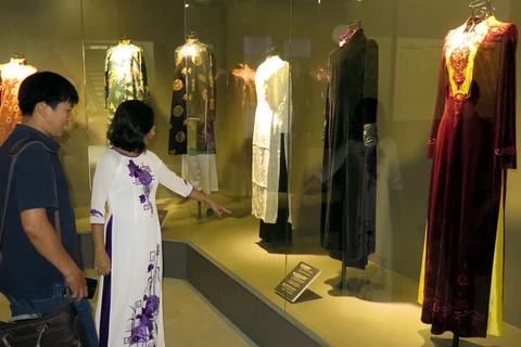 Exposition sur l'Ao dai au Musée des femmes du Sud