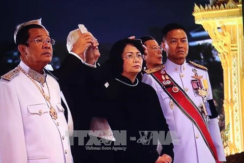 La vice-présidente du Vietnam assiste à la crémation de l’ancien roi de Thaïlande