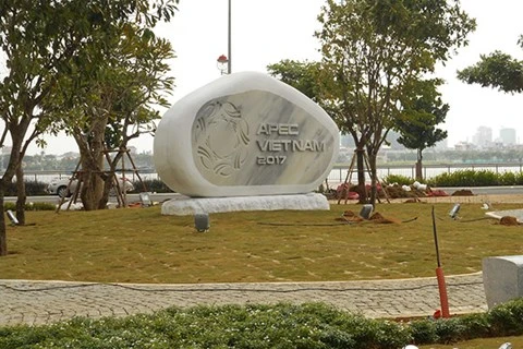 Installation de statues des économies membres de l’APEC à Dà Nang